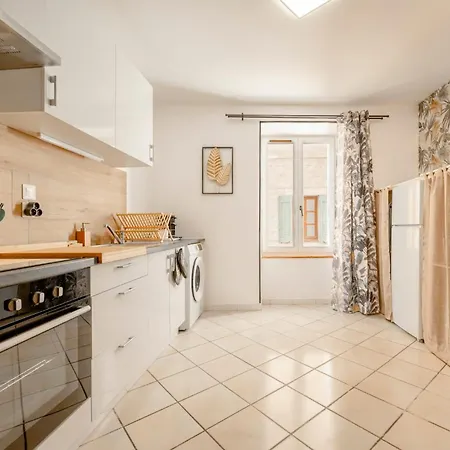 Urban Jungle Parking & Netflix Centre Historique アパート マノスク