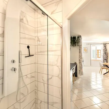 Urban Jungle Parking & Netflix Centre Historique Appartamento *