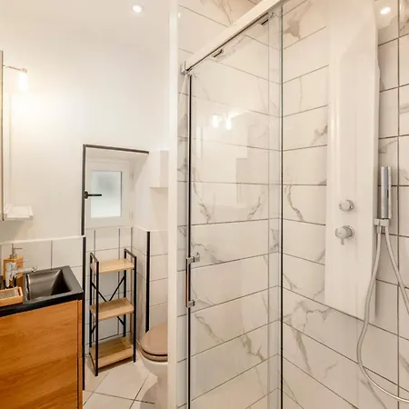 Urban Jungle Parking & Netflix Centre Historique