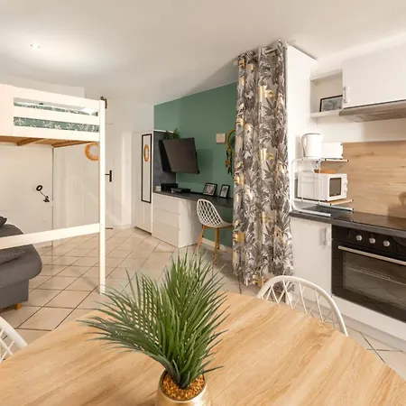 Urban Jungle Parking & Netflix Centre Historique