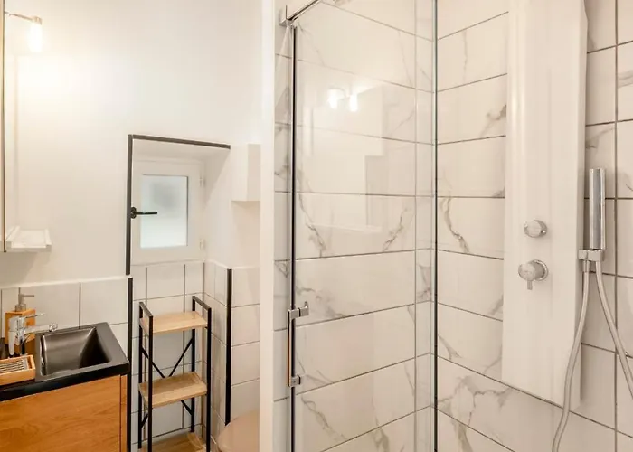 Urban Jungle Parking & Netflix Centre Historique