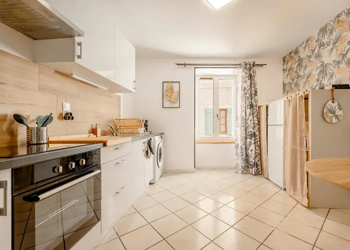 Urban Jungle Parking & Netflix Centre Historique Apartment Manosque